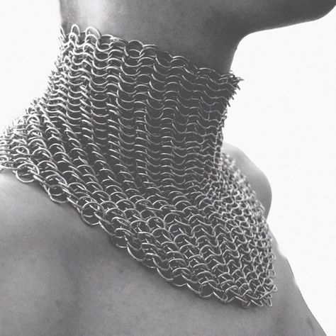 Chain Maille Armor, Medieval Oc, Techno Outfit, Chainmail Jewelry, Chain Maille Jewelry, Handmade Jewelry Designs, Chain Mail, Fashion Design Clothes, Bijoux Diy