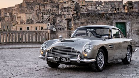 Classic Aston Martin, Aston Martin Db6, James Bond Cars, Cj Jeep, Carros Vintage, Bond Cars, Aston Martin Cars, Aston Martin V8, Aston Martin Db5