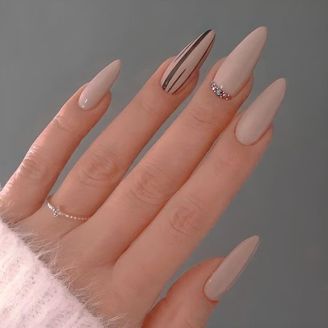 Light Brown Nails Design, Uñas Beige Elegantes, Brown Nails Design, Chic Nail Art, February Nails, Nude Nail Designs, Beige Nails, Trendy Nail Design, Elegant Nails