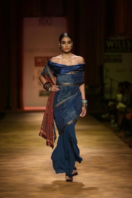 Saree Draping Styles, Modern Saree, Salwar Dress, India Fashion Week, Indian Fashion Saree, Illustration Portfolio, Traditional Indian Outfits, Tarun Tahiliani, India Fashion