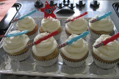 Star Wars Lightsaber cupcakes By clausem on CakeCentral.com Star Wars Essen, Star Wars Dessert, Star Wars Theme Birthday, Star Wars Themed Birthday Party, Star Wars Cupcakes, Star Wars Baby Shower, Star Wars Theme Party, Star Wars Party Ideas, Star Wars Food