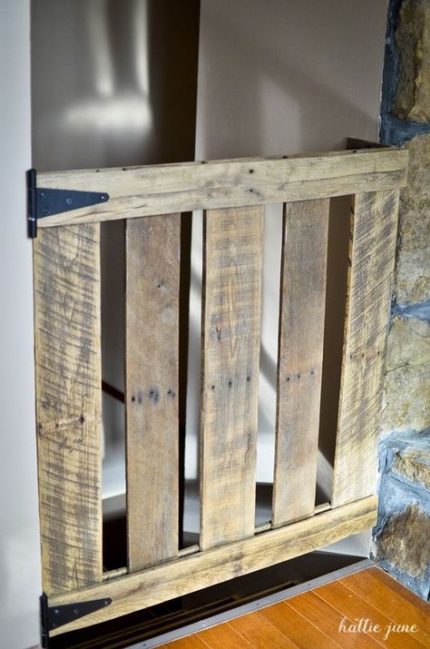 Pallet Baby Gate #WoodworkingProjectsdiy Pallet Projects Decor, Pallet Projects Easy, Pallet Kitchen, Pallet Patio Furniture, Pallet Patio, Pallet Projects Furniture, Wooden Pallet Furniture, Baby Gate, Reclaimed Wood Projects