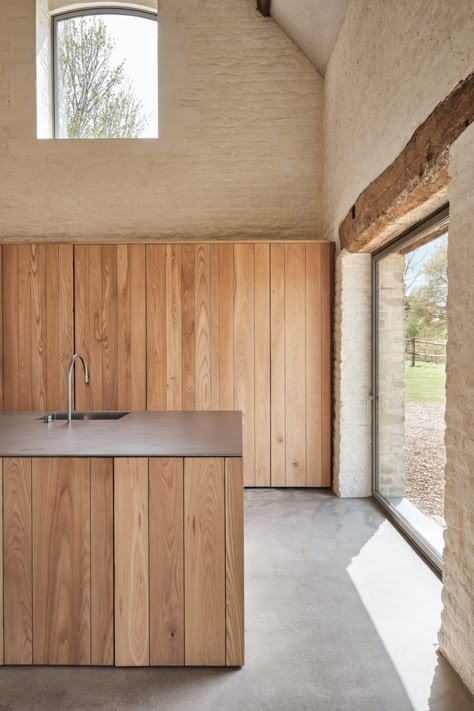 John Pawson - the way he lives now - Aucoot John Pawson Architect, Architectural Designer, Barn Kitchen, Countryside Cottage, John Pawson, Timeless Interiors, Live In The Now, Interior Design Kitchen, Summer House