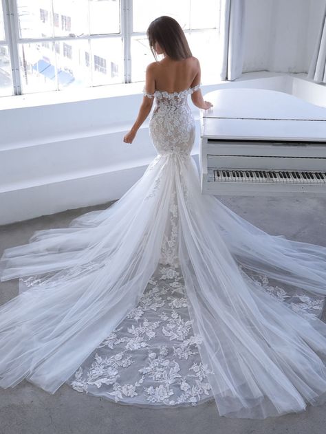 Trumpet Wedding Dress Lace, Bohemian Bridesmaid Dress, Wedding Day Dresses, Bride Dress Vintage, Blue By Enzoani, Tulle Train, Silver Bridesmaid Dresses, Winter Bridesmaid Dresses, Petite Wedding Dress