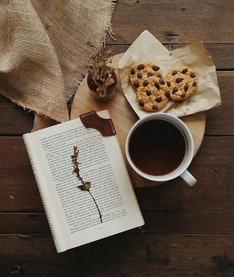 Dessert Photography, Bookstagram Inspiration, Tea And Books, Food Photography Tips, Flat Lay Photography, Coffee Photography, A Cup Of Coffee, Coffee And Books, Amazon Kindle