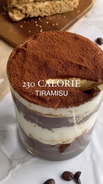 Veera on Instagram: "230 CALORIE TIRAMISU - I can’t believe I didn’t make this sooner it’s so lush! (Sorry in advance to any Italians I offend) It’s so easy to make and tastes literally amazing I can’t get enough 😋 PLUS it’s single serve so no temptation to eat excessive calories! Macros: 229 calories 34g carbs 15g protein 3g fat Ingredients: * 2 wheatabix * 150ml brewed coffee/espresso * 50g ultra light cream cheese * 75g 0% fat yogurt * 3-4 tbsp stevia (or any 0 cal sweetener) * Weetabix Recipes, Overnight Oats Recipe Healthy, Tiramisu Recipe, Brown Hairstyles, حلويات صحية, Sweet Snacks Recipes, Healthy Sweets Recipes, Deilig Mat, Food Recepie