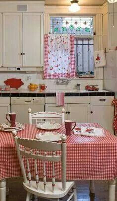 Adorable !!! Red And White Decor, Red And White Kitchen, Timeless Kitchen, Cottage Kitchens, Red Checkered, Cozy Kitchen, Red Kitchen, Chic Kitchen, Shabby Chic Kitchen