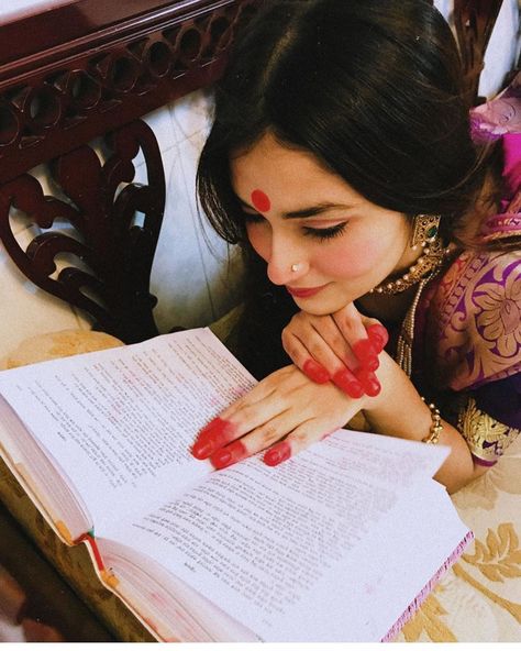 Alta Photoshoot, Indian Photoshoot Ideas, Bengali Girl Aesthetic, Bengali Aesthetic, Aesthetic Saree, Bengali Culture, South Asian Aesthetic, Bengali Saree, Royalty Aesthetic