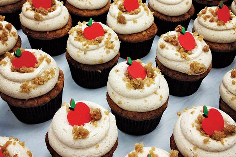 These flavorful cupcakes are studded with grated apple and bits of cinnamon crumble, then topped with a luscious cinnamon buttercream. It's fall all the way. Flavorful Cupcakes, Apple Crumble Cupcakes, Crumble Cupcakes, Dc Cupcakes, Apple Muffin, Cinnamon Buttercream, Turkey Cupcakes, Georgetown Cupcakes, Barbie Tingz