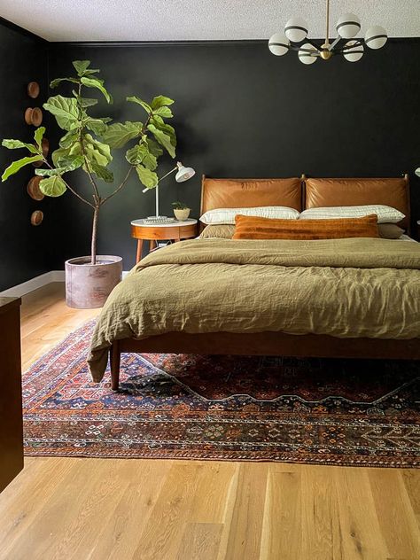 Moody Bedroom, Interior Design Per La Casa, Bed Rug, Mid Century Modern Bedroom, Clean Bedroom, A Rug, Design Del Prodotto, Design Living Room, Black Walls