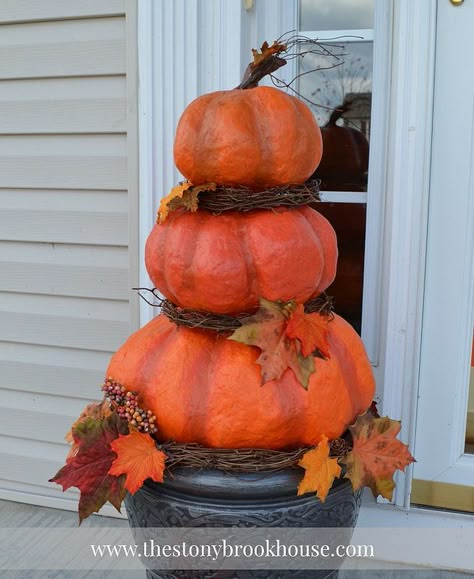 Inexpensive "real looking" outdoor pumpkin DIY tutorial! Porch Diy, Paper Mache Pumpkins, Pumpkin Topiary, Stacked Pumpkins, Fall Outdoor Decor, Diy Pumpkin, Outdoor Porch, Pumpkin Crafts, Fall Outdoor