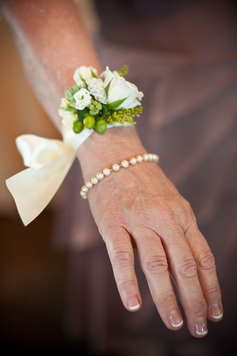 Mother Of The Bride Flowers, White Corsage, Wrist Corsage Wedding, Floral Cuff, Corsage And Boutonniere, Corsage Prom, Prom Flowers, Bride Flowers, Flower Corsage