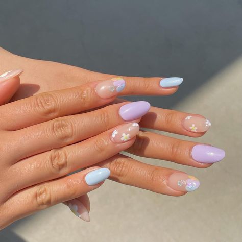 Press on nail by me💅🏼’s Instagram photo: “Get these cute pastel press-on nail sets💜 DM me to order! Get $5 discount right now!” Summer Nails Pastel, Purple And Blue Nails, Ombre Chrome Nails, Light Blue Nails, Pastel Lavender, Moon Nails, Liquid Nails, Nail Sets, Snowflake Nails