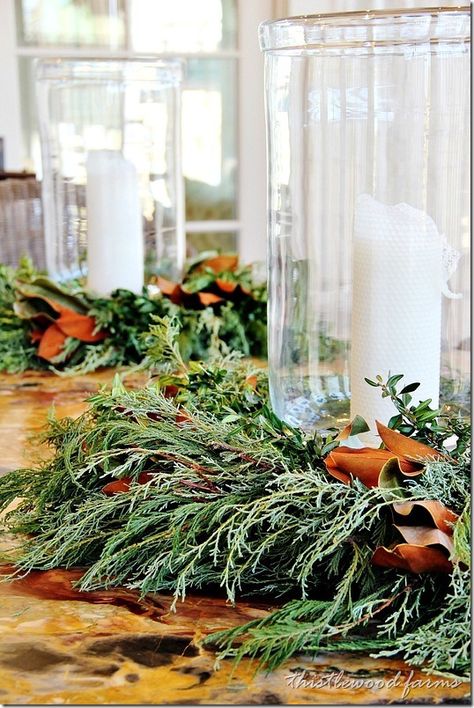 southern-living-idea-house-dining-room Southern Living Christmas, Christmas Dining Table Decor, Southern Christmas, Christmas Dining Table, Southern Living Homes, Natural Christmas, Christmas Tablescapes, Leaf Decor, Noel Christmas