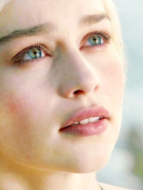 Beautiful Daenerys Targaryen. #DaenerysTargaryen #GameofThrones Emilia Clarke Daenerys, Emilie Clarke, Emily Clark, Emilia Clarke Daenerys Targaryen, Game Of Throne Daenerys, Game Of Thrones Tv, Fire And Blood, Cersei Lannister, Gra O Tron