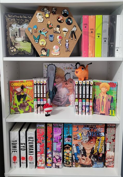 Small Manga Collection, Manga Collection Room Aesthetic, Aesthetic Game Room, Aesthetic Gamer Room, Pc Gaming Room, Small Game Room Design, Gamers Aesthetic, Manga Shelving, Background Gaming