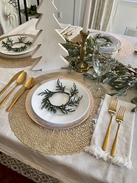 Gold Flatware Table Setting Christmas, Gold Silverware Table Setting, Gold Cutlery Table Setting, Christmas Table Set Up, Dinner Tablescape, Christmas Dinner Table Settings, Gold Utensils, Christmas Cutlery, Gold Silverware