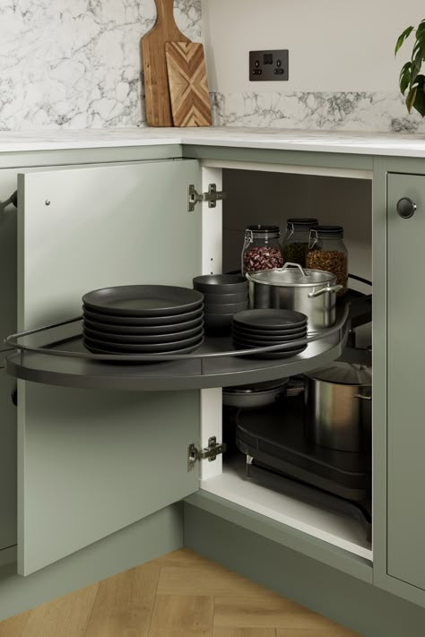 Kitchen Cabinet Corner Pullout, Kitchen Corner Unit Storage Ideas, Cabinet For Small Kitchen Ideas, Kitchen Corner Units Storage, Corner Storage In Kitchen, Corner Kitchen Cupboard Solutions, Kitchen Smart Storage, Bottom Corner Cabinet Organization, Howdens Storage