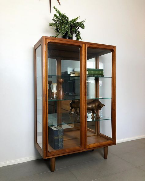 Mid Century Lane on Instagram: “Beautiful Chiswell teak display China cabinet manufactured in 🇦🇺 on 26 January 1974. Professionally restored to showroom condition and…” Minimal China Cabinet Display, Midcentury Display Cabinet, Mid Century Glass Cabinet, Mid Century Modern Glass Cabinet, Wooden Display Cabinet, Mid Century Modern Display Cabinet, Display Cabinet Mid Century, Mid Century Display Cabinet, Glass Display Cabinet Ideas