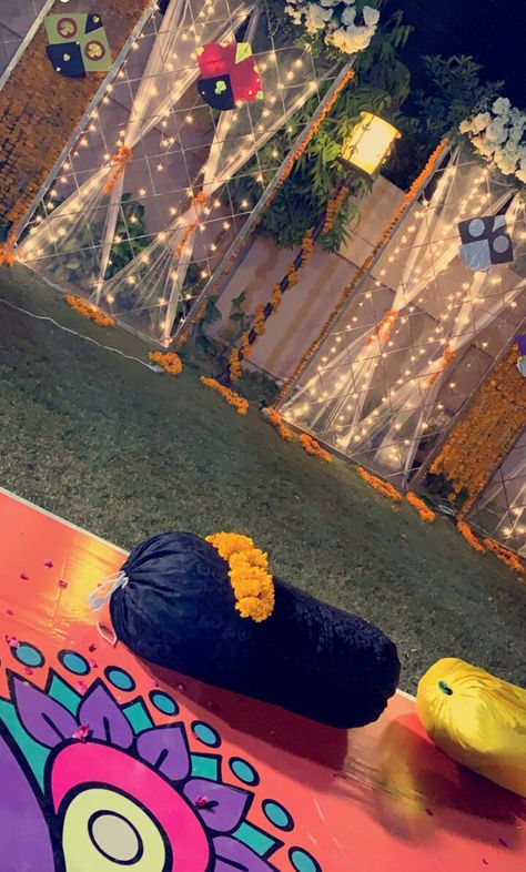 Dholki Snapchat Stories, Haldi Night Decoration, Dholki Ideas At Home In Pakistan, Shaadi Decoration, Dholki Night, Mehndi Function, Mehendi Decor, Wedding Snapchat, Colorful Bangles