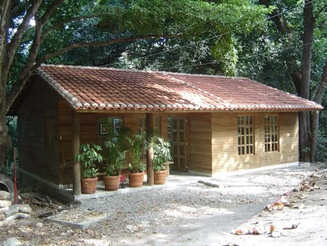 Busca imágenes de diseños de Estudios y oficinas estilo clásico: ALGUNAS DE NUESTRAS CONSTRUCCIONES REALIZADAS. Encuentra las mejores fotos para inspirarte y y crear el hogar de tus sueños. Hut House, Mud House, Small Cottage Homes, Farm Cottage, Bungalow House, Village House Design, Home Decorating Ideas, Village Houses, Stone Houses