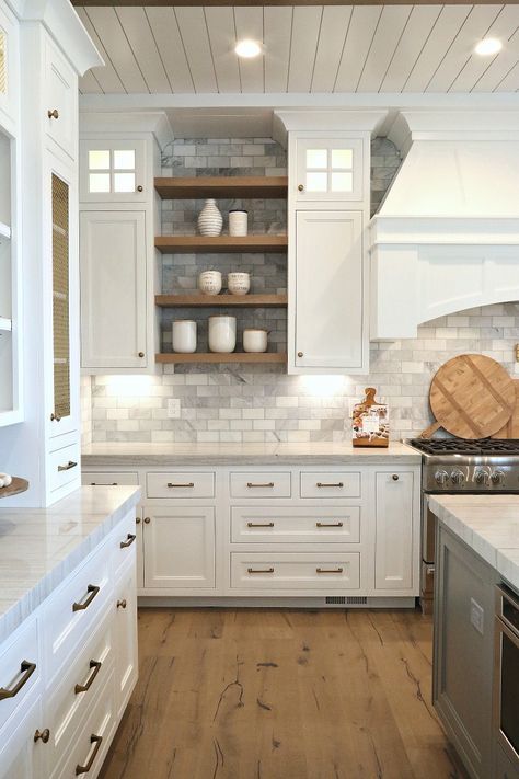 Modern Farmhouse Kitchen Cabinets, Rustic Farmhouse Kitchen Cabinets, Model Dapur, Farmhouse Kitchen Backsplash, Kabinet Dapur, Decor Ikea, Farmhouse Kitchen Cabinets, Kitchen Cabinets Decor, Rustic Farmhouse Kitchen