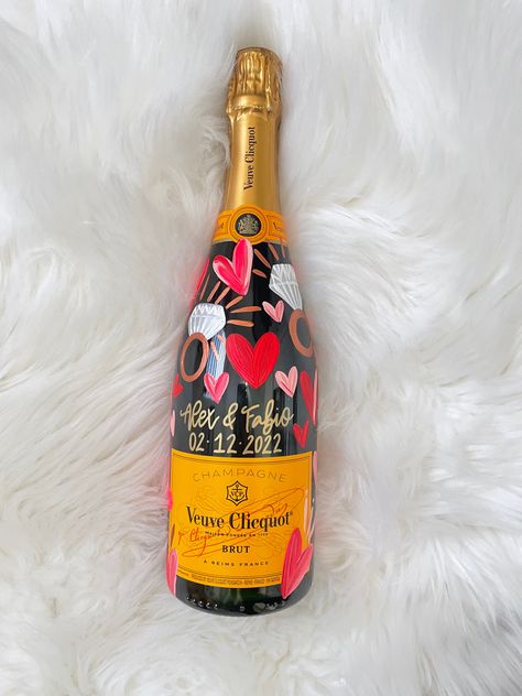 Engagement Bottle Painting, Engagement Painted Bottle, Champagne Bottle Bouquet Gift, Painted Champagne Bottle Bride, Champagne Bottle Painting Engagement, Decorative Wine Bottles Diy, Cricut Champagne Bottle, Decorated Champagne Bottles Engagement, Painting Champagne Bottles Diy