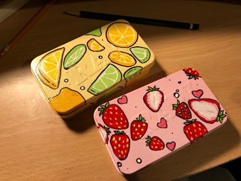 Altoid Tin Painting, Tin Can Painting Ideas Aesthetic, Small Tin Can Crafts Diy, Painting Altoid Tins, Tin Box Diy, Painting Boxes Ideas Aesthetic, Altoid Can Crafts, Mint Tin Crafts Cute Ideas, Painted Altoid Tins