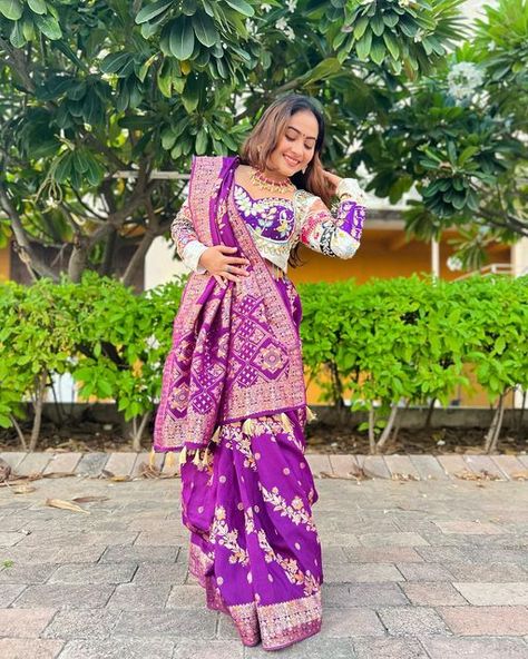 Gujrati Style Saree Look Latest, Gujrati Saree Look With Pallu, Ulta Pallu Saree Style, Baby Shower Saree Indian, Gujarati Style Saree, Gujarati Saree Look, Dhoti Dresses For Women, Bride Sarees, Gujarati Saree