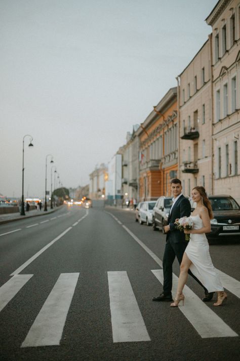 Urban Prenup Shoot, Wedding Photos In Street, Wedding Photoshoot Street Style, Bride Street Photography, Paparazzi Wedding Photos, Pre Wedding Street Photo Ideas, Paparazzi Wedding Photo Ideas, Paparazzi Style Engagement Photos, Urban Wedding Photos