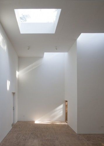 Light comes from skylights, cut to achieve 25 foot candles of natural light on the walls, eliminate the need for electricity. Steven Holl, Steel Columns, Empty Room, Space Architecture, Light And Space, Natural Landscape, Light Architecture, 인테리어 디자인, Dining Room Decor