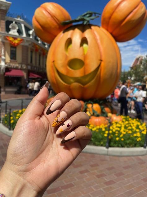 Fall Disney Nails Acrylic, Fall Mickey Nails, Disney Thanksgiving Nails, Spooky Disney Nails, Disney Nails Halloween, Fall Disney Nails, Disney Halloween Nails Design, Disney Fall Nails, Disney World Nails