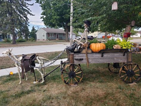 Halloween Western Theme, Western Halloween Decor, Western Trunk Or Treat, Themed Halloween Decorations, Pumpkin Carve, Halloween Western, Happy Hollow, Halloween Themes Decorations, Halloween Lawn