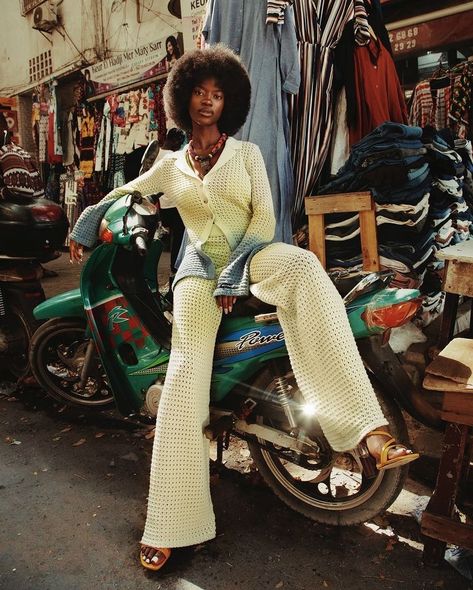 “Street style meets African soul 🌿✨ She graces the vibrant streets, where tradition and modernity dance in harmony. Every step, a poem of culture and flair. #StreetFashion #AfricanBeauty #UrbanElegance #CulturalFusion” 📸 @martika_avalon 🇸🇳 Traditional Outfits African, Avant Garde Photoshoot, African Street Style, Street Style Aesthetic, 70s Look, Afro Style, Creative Photoshoot Ideas, Daily Paper, 90s Outfit