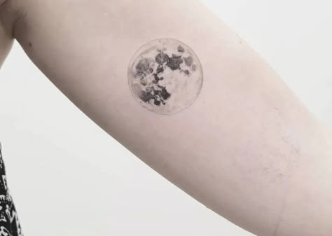 Mini Full Moon Tattoo, Full Moon Line Tattoo, Full Moon Tattoo Fine Line, Small Full Moon Tattoo, Luna Moon Tattoo, Dainty Moon Tattoos, Realistic Full Moon Tattoo, Full Moon And Stars Tattoo, Full Moon Tattoo Ideas