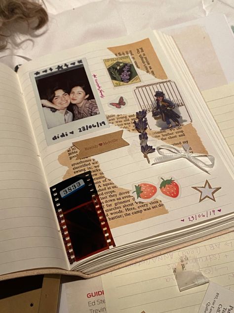 Memory Journal Aesthetic, Polaroid Journal Scrapbook, Memory Book Aesthetic Friends, Photo Album Scrapbooking Memories, Aesthetic Scrapbook Ideas For Friends, Scrapbook Pages Aesthetic, Box Of Memories Aesthetic, Aesthetic Scrapbook Ideas Layouts, Bestie Scrapbook Ideas