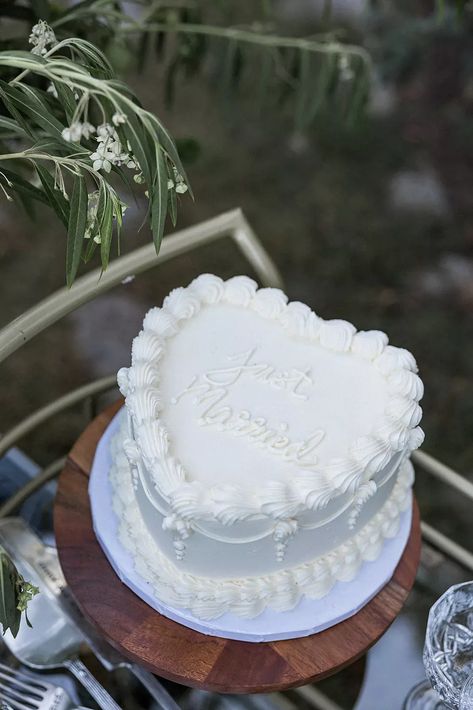 Classy Small Wedding Cake, Small Basic Wedding Cake, Vintage Heart Cake Just Married, Small Wedding Cakes Vintage, Vintage Wedding Cake Just Married, Vintage Wedding Heart Cake, Simple Heart Wedding Cake, Small Blue Wedding Cake, Heart Shaped Cakes Wedding