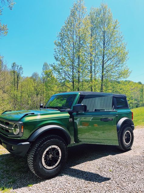 Bronco Ford Green, Green Bronco Aesthetic, Forest Green Bronco, Ford Bronco Two Door, Dark Green Ford Bronco, Bronco Green, Dark Green Bronco, Eruption Green Ford Bronco, Bronco Ford 2023