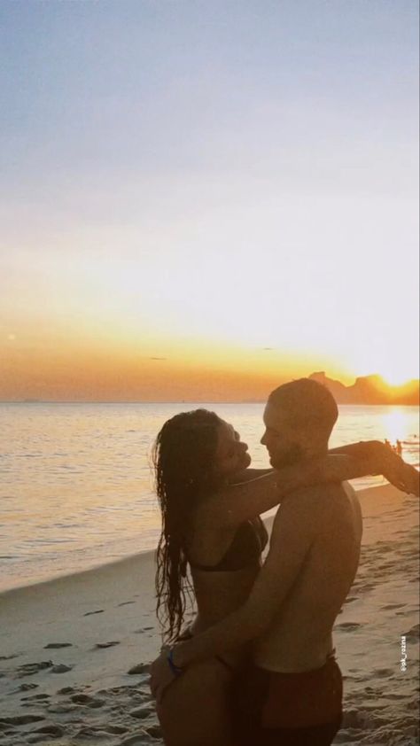 Beach Pic With Boyfriend, Beach Instagram Pictures Couple, Cute Couple Pics Beach, Beach Pictures With Boyfriend, Poses For Beach Pictures, Ideas Fotos En Pareja, Beach Pictures Couples, Couple Beach Pictures, Beach Couple