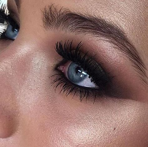 Bordeaux smokey eye by @miaconnor Make Up Designs, Black Smokey Eye, Smink Inspiration, Beauty Make-up, Makijaż Smokey Eye, Make Up Looks, Eye Makeup Tips, Natural Eye Makeup, Long Lashes