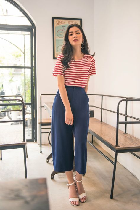 red striped top and wide leg pants Stripes Outfit, Culotte Style, Stylish Summer Outfits, Stripe Outfits, Cute Spring Outfits, Mode Casual, Blue Pants, Colourful Outfits, Mode Inspiration