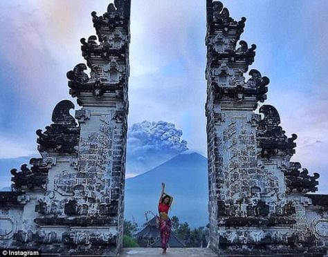 Many have posed in front of the Lempuyang Temple, or 'Gates of Heaven', as ash and smoke c... Gate Of Heaven Bali Poses, Lempuyang Temple Bali Pose, Bali Poses, Temple Poses, Bali Ootd, Bali Temple, Gate Of Heaven, Bali Travel Photography, Posh Outfits