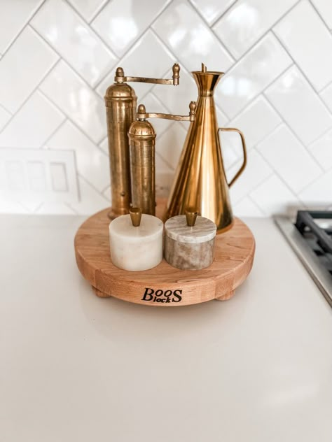 European Home Decor Kitchen, Marble Salt Cellar, Wood Salt And Pepper Grinders, Kitchen Island Accessories, Salt And Pepper Display Ideas, Gold Salt And Pepper Grinder, Brass Salt And Pepper Mill, Kitchen Accessories Ideas, Copper Kitchen Accents