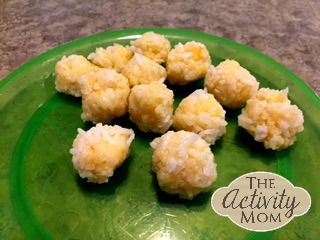 Cooking with Kids is fun and simple with this delicious Cheesy Rice Balls recipe. Rice Balls For Baby, Blw Rice Balls, Toddler Rice Balls, Rice Balls For Kids, Cheese Rice Balls, Cheesy Rice Balls, Baked Dinners, Blw Ideas, Rice Balls Recipe