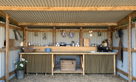 Rustic Cabin Bedroom, Kitchens Rustic, Camp Setup, Rural Aesthetic, One Room Cabins, One Room Cabin, Highly Organized, House Farm, Industrial Style Kitchen