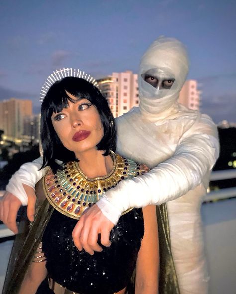 Couple costume ide — Cleopatra and her Mummy #halloween #halloweencostumeswomen #halloweencostume #halloweencostumeideas #couplehalloweencostumes #couplescostume #cleopatra #mummy Mummy And Cleopatra Couple Costume, Cleopatra And Mummy Costume, Cleopatra Couple Costume, Mummies Costume, Nefertiti Costume, Mummy Costumes, Ideas Disfraz, Cleopatra Halloween Costume, Cleopatra Halloween