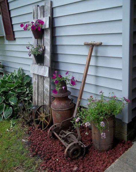 Backyard Additions, Vintage Outdoor Decor, Dream Yard, Garden Junk, Garden Yard Ideas, Unique Gardens, Summer Ideas, Rustic Garden Decor, Garden Cottage