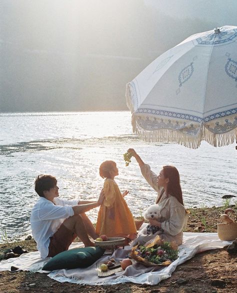 Quality Time With Family Aesthetic, Family Pictures Korean, Spend Time With Family Aesthetic, Family Picnic Aesthetic, Asian Family Aesthetic, Korean Family Aesthetic, Young Family Aesthetic, Asian Family, Couple With Baby