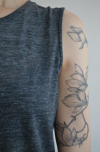 Sole Satisfaction: A tattoo with San Francisco artist Brücius in Berlin Tattoo Sleeve Floral, Magnolia Tattoo, Tato Minimal, Small Pretty Tattoos, Petite Tattoos, Botanical Tattoo, Floral Leaves, Cute Tattoos For Women, Classy Tattoos