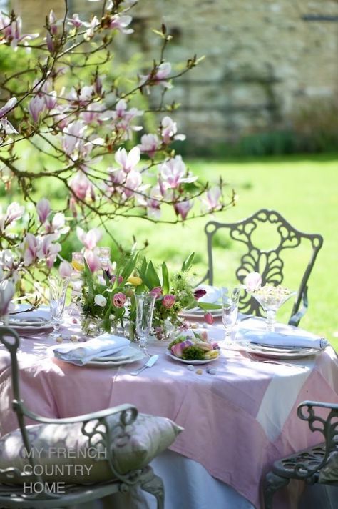 easter table in the garden Pretty Layers, Cottage Spring, Spring Planter, Elsie De Wolfe, My French Country Home, Backyard Seating, Tea Party Garden, Pink Garden, Easter Weekend